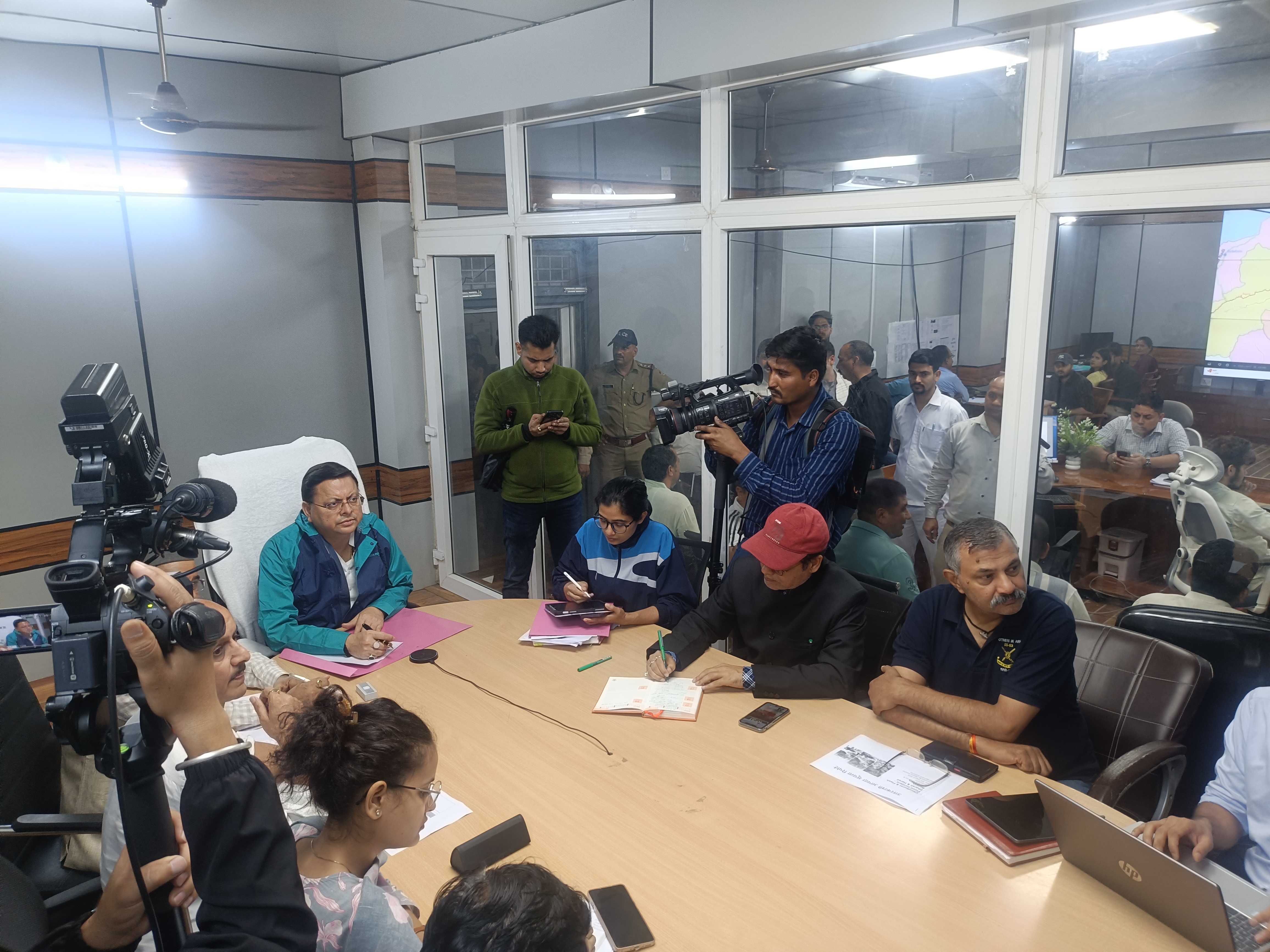 रेस्क्यू ऑपरेशन के लिए केवल हैली सेवा मात्र विकल्प।।