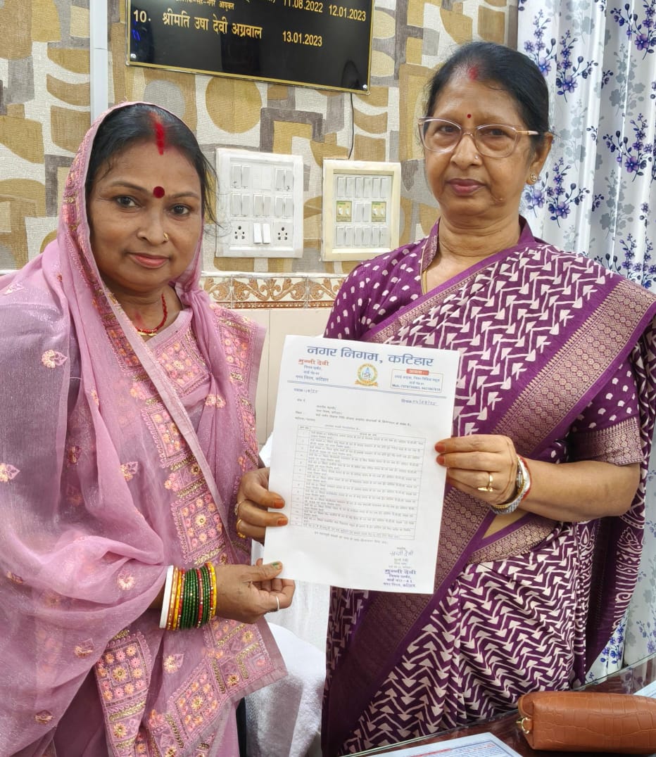 ज्ञापन सौंपते हुए वार्ड पार्षद