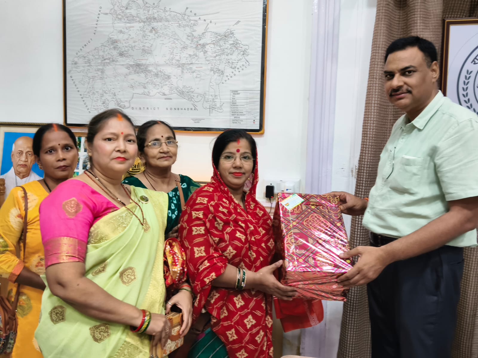 जिला मुख्यालय पर जिलाधिकारी को राखियों का पैकेट देती संगीता मिश्र व अन्य। जिला मुख्यालय पर जिलाधिकारी को राखियों का पैकेट देती संगीता मिश्र व अन्य।