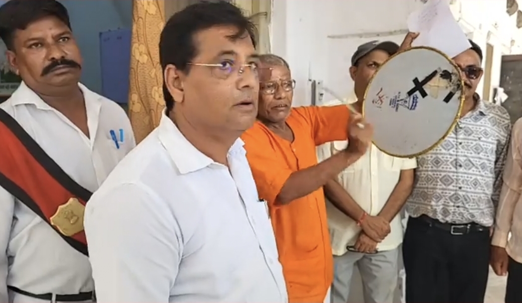 एडीएम अजमेर द्वितीय के कक्ष की कुर्की, कोर्ट आदेश की पालना में मुनादी व नोटिस चस्पा