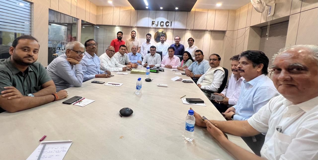 उद्योग उप समिति की बैठक में मौजूद चेंबर के सदस्य उद्योग उप समिति की बैठक में मौजूद चेंबर के सदस्य