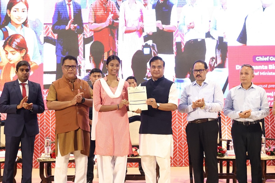 असमः गौहाटी विश्वविद्यालय में “मुख्यमंत्री निजुत मोइना असोनी 02” के तहत छात्रा को आवेदन पत्र प्रदान करते मुख्यमंत्री डॉ. हिमंत बिस्व सरमा असमः गौहाटी विश्वविद्यालय में “मुख्यमंत्री निजुत मोइना असोनी 02” के तहत छात्रा को आवेदन पत्र प्रदान करते मुख्यमंत्री डॉ. हिमंत बिस्व सरमा