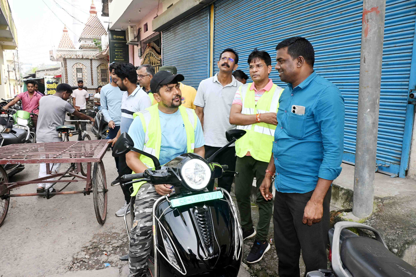 आयुक्त आशुतोष पाण्डेय ने कांशीनगर बस्ती का पैदल व स्कूटी से भ्रमण कर इनसे हुड़ी समस्याओं का किया सघन निरीक्षण
