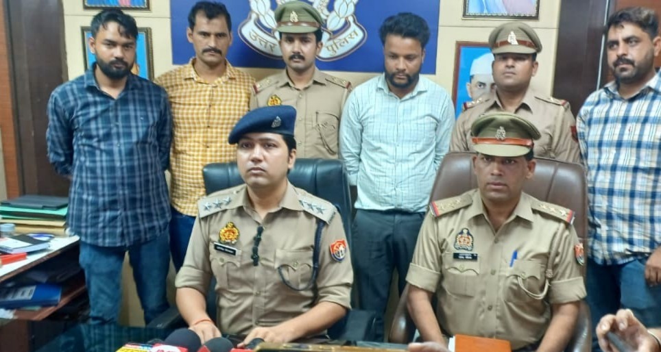 आरोपी नकली करेंसी के साथ आरोपी नकली करेंसी के साथ