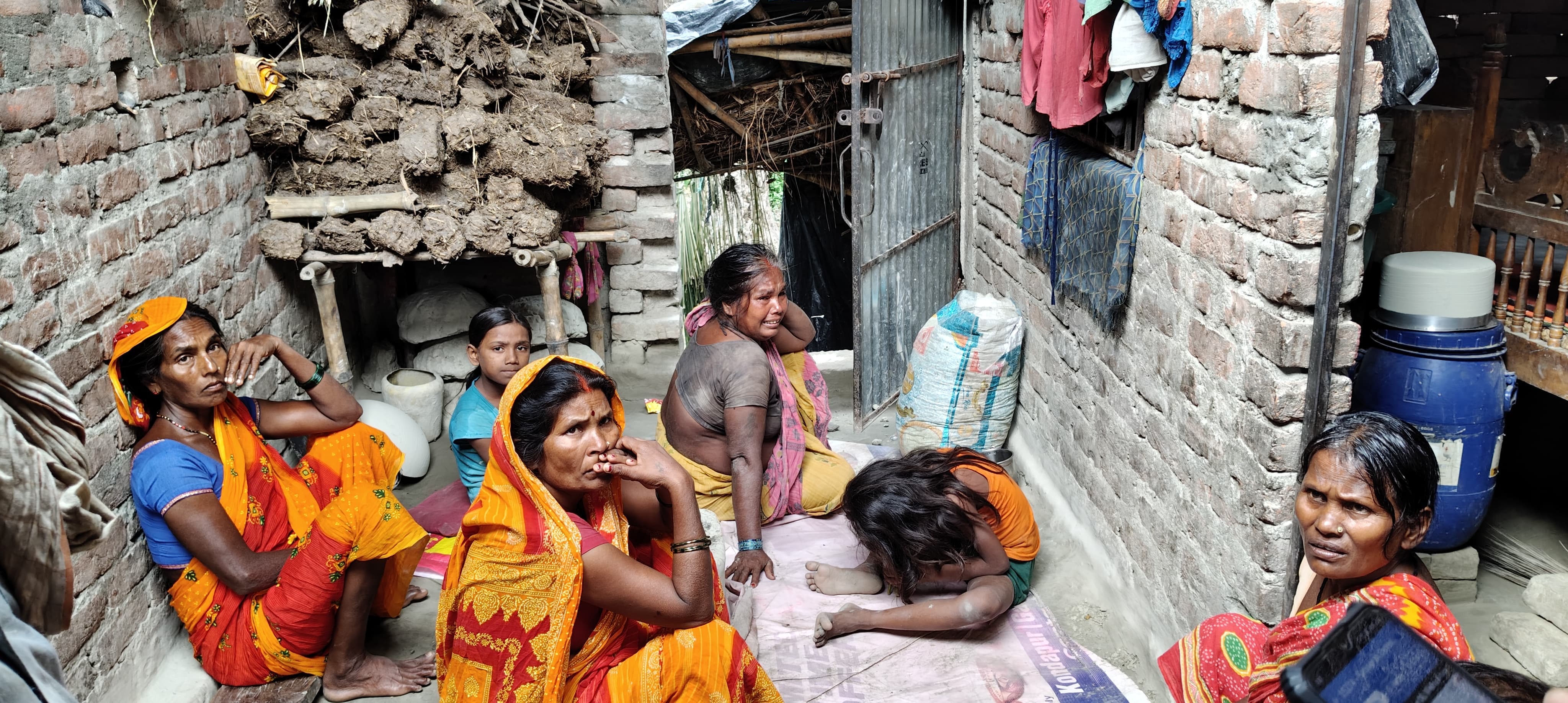 युवक की मौत की सूचना पर रोते बिलखते परिजन युवक की मौत की सूचना पर रोते बिलखते परिजन