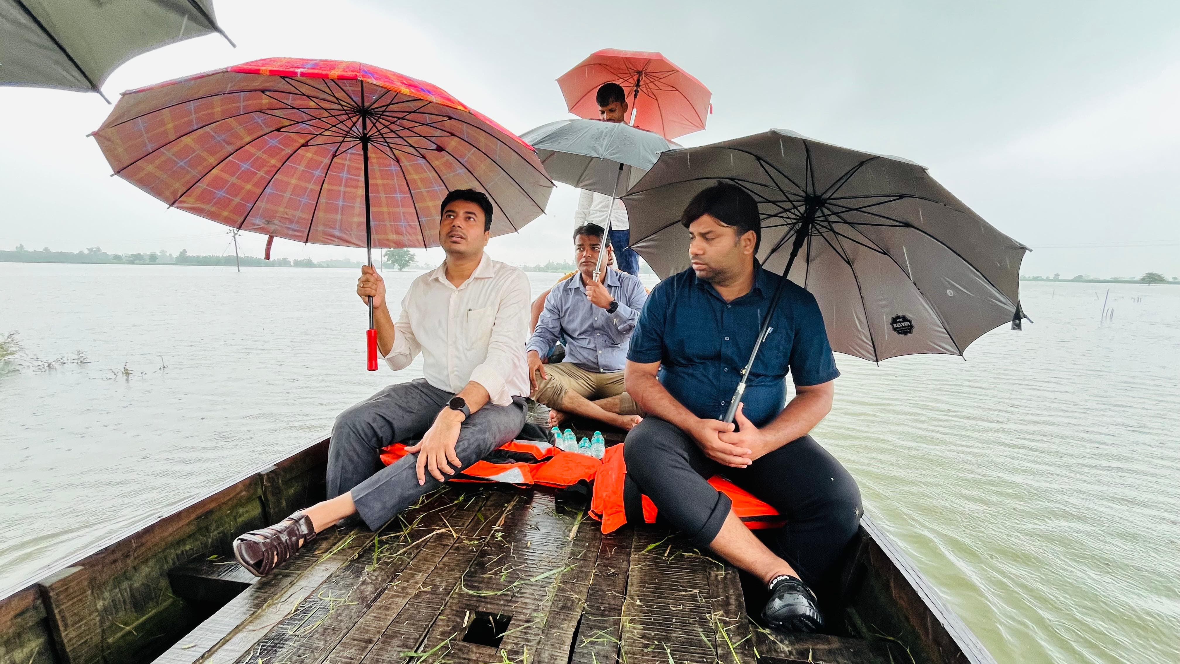 नाव पर बैठकर मिलने जाते एडीएम