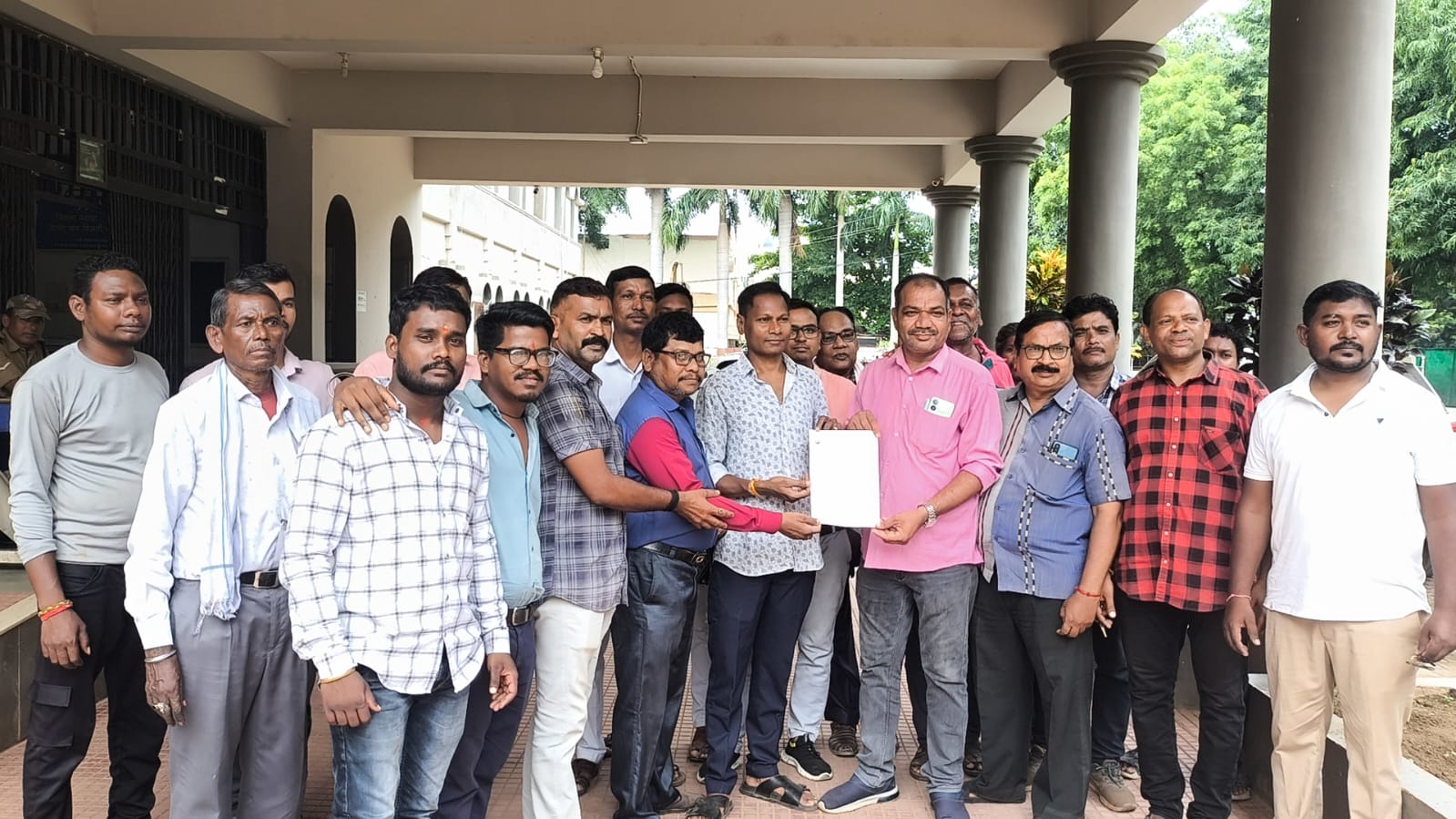 कलेक्ट्रेट में ज्ञापन देने पहुंचे छत्तीसगढ़ झेरिया यादव समाज के लोग।