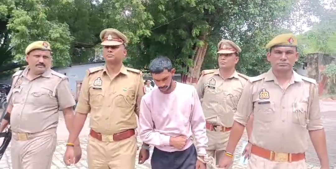 पुलिस की गिरफ्त में आरोपित पुलिस की गिरफ्त में आरोपित