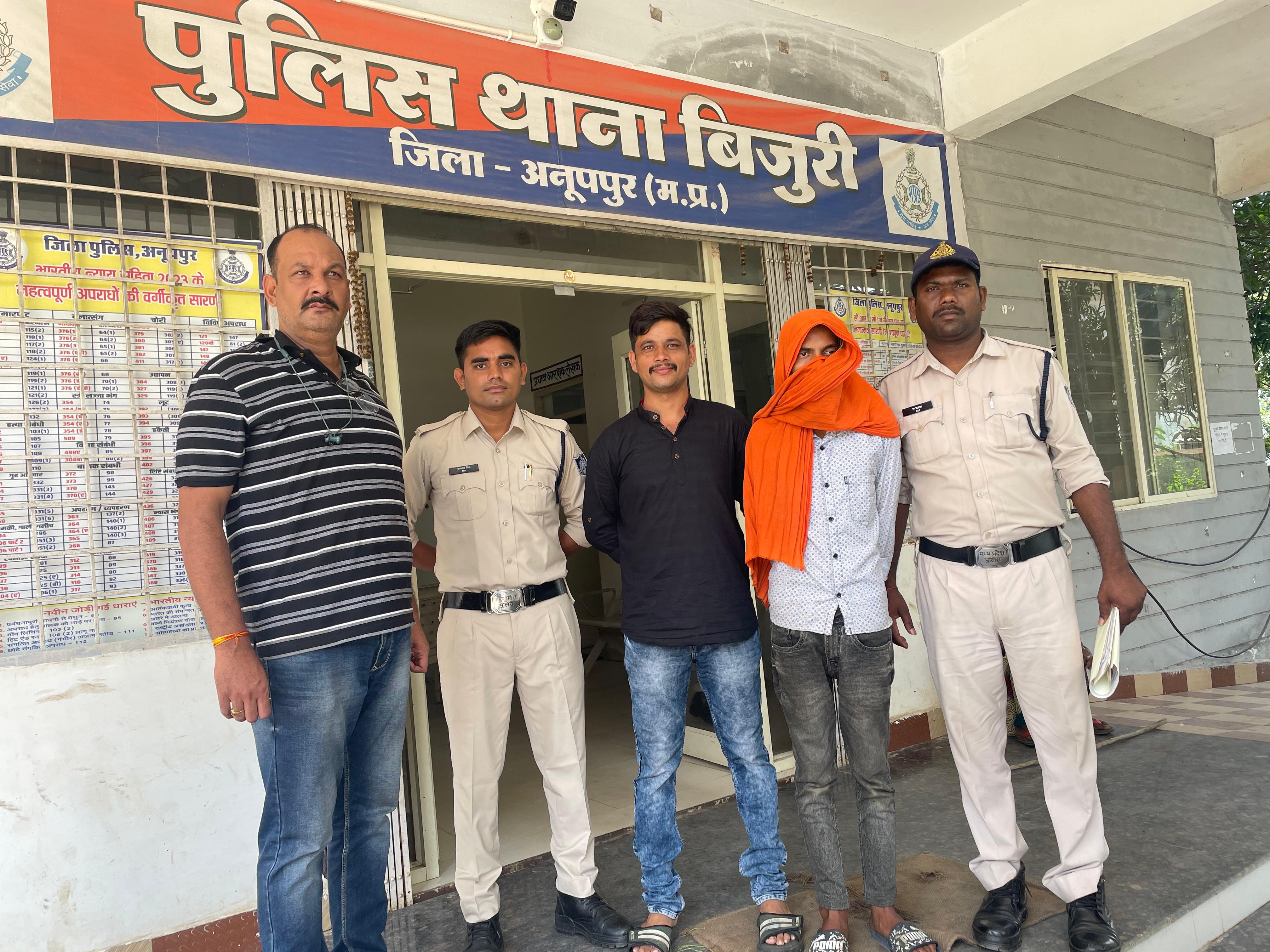गिरफ्तार आराेपित गिरफ्तार आराेपित