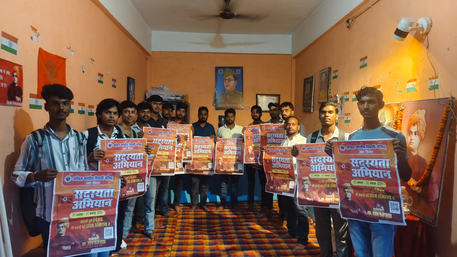 पोस्टर जारी करते हुए विद्यार्थी परिषद के सदस्य