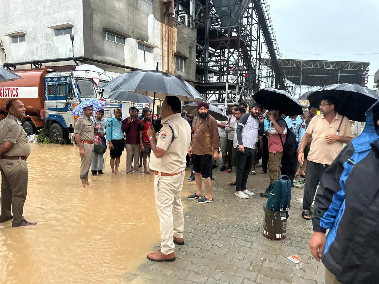 रेस्क्यू करती पुलिस