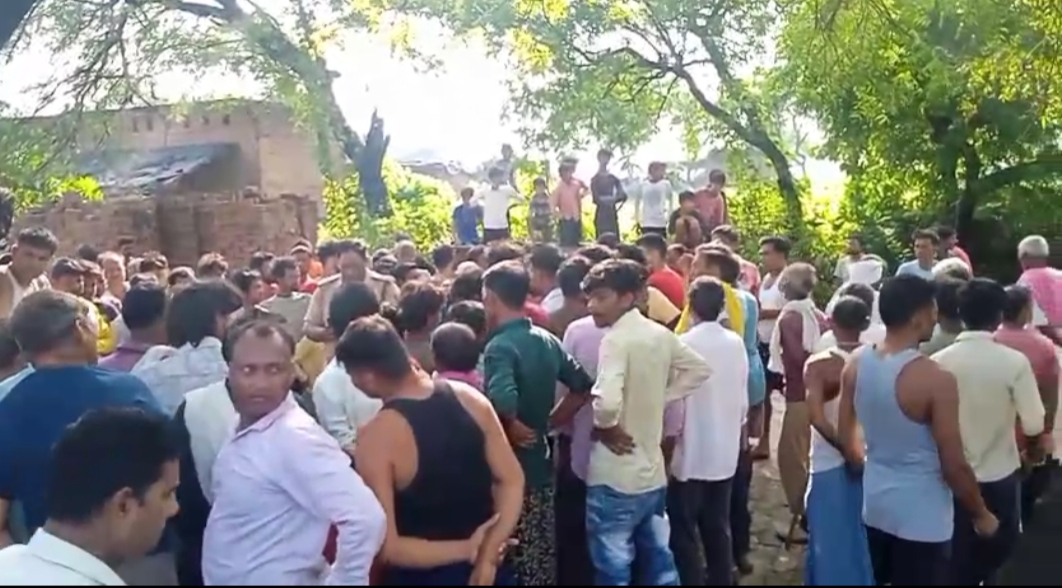 घर के बाहर मौजूद ग्रामीण