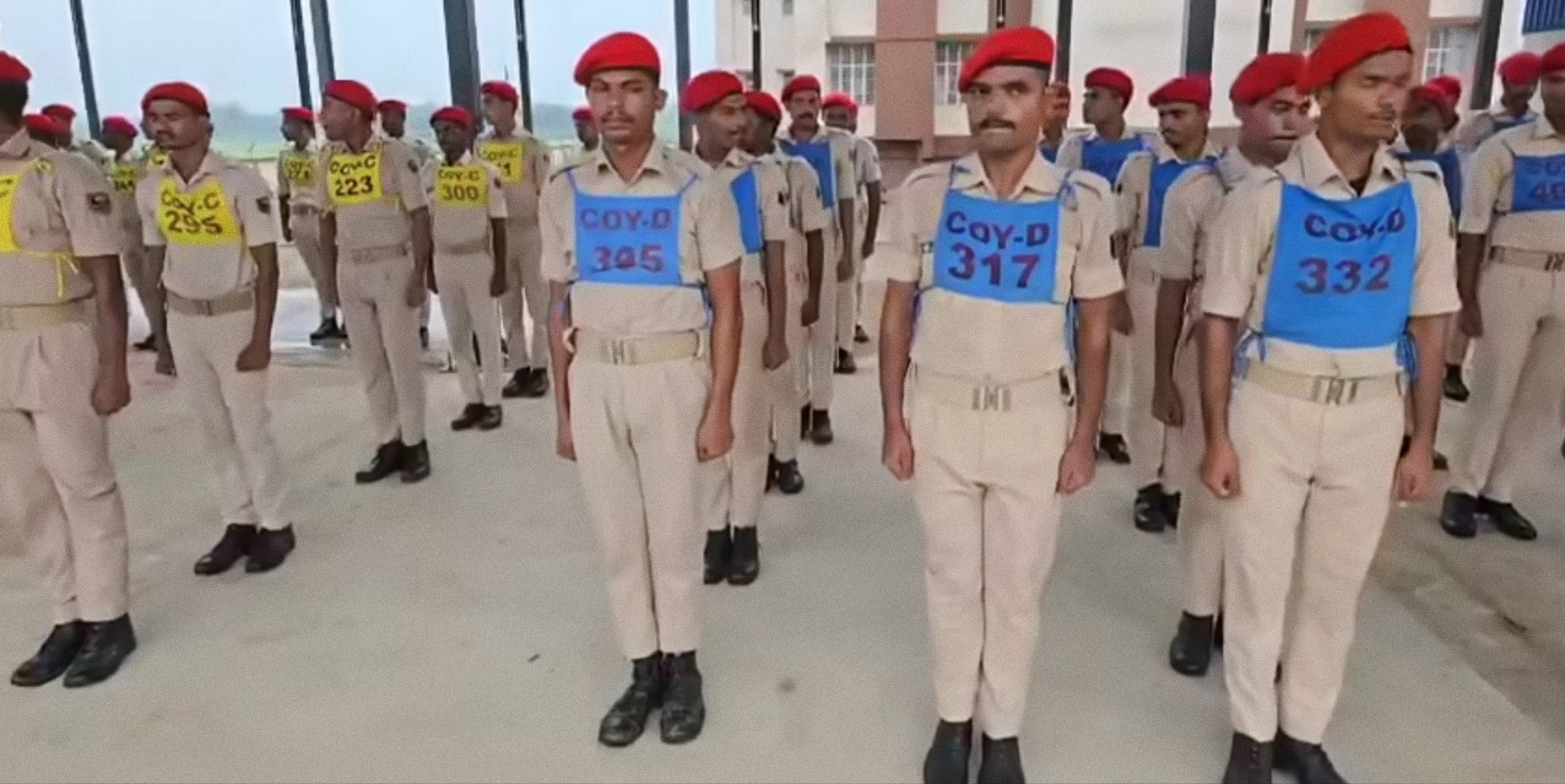 अररिया फोटो:परेड में शामिल पुलिसकर्मी अररिया फोटो:परेड में शामिल पुलिसकर्मी