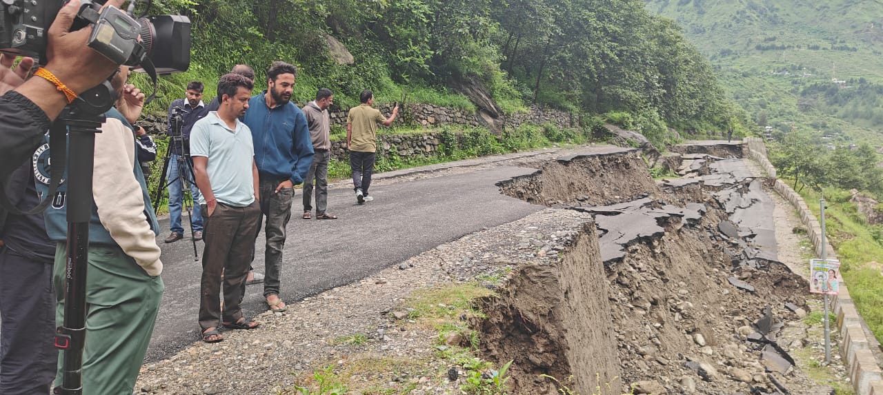 सेंसर से खोजे जाएंगे मलबे में दबे लोग  आपदा के लिए  MI-17 और चिनूक मालवाहक विमान की मांगी मदद।।