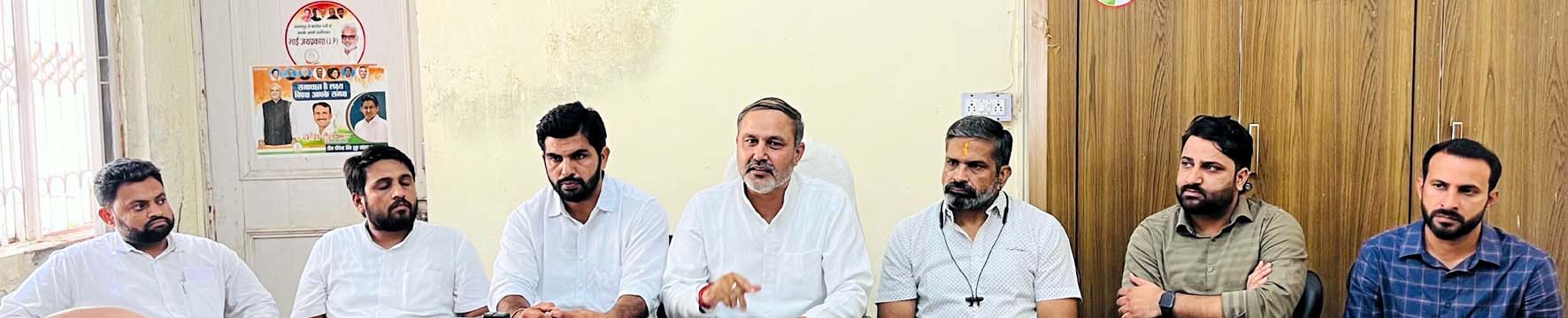 पत्रकारों से बातचीत करते कांग्रेस नेता। पत्रकारों से बातचीत करते कांग्रेस नेता।