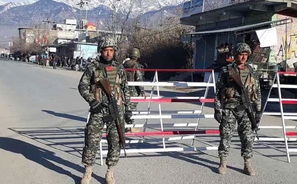 अफगानिस्तान की सीमा से लगे खैबर पख्तूनख्वा के अशांत जनजातीय क्षेत्र में तैनात सुरक्षा बल। अफगानिस्तान की सीमा से लगे खैबर पख्तूनख्वा के अशांत जनजातीय क्षेत्र में तैनात सुरक्षा बल।
