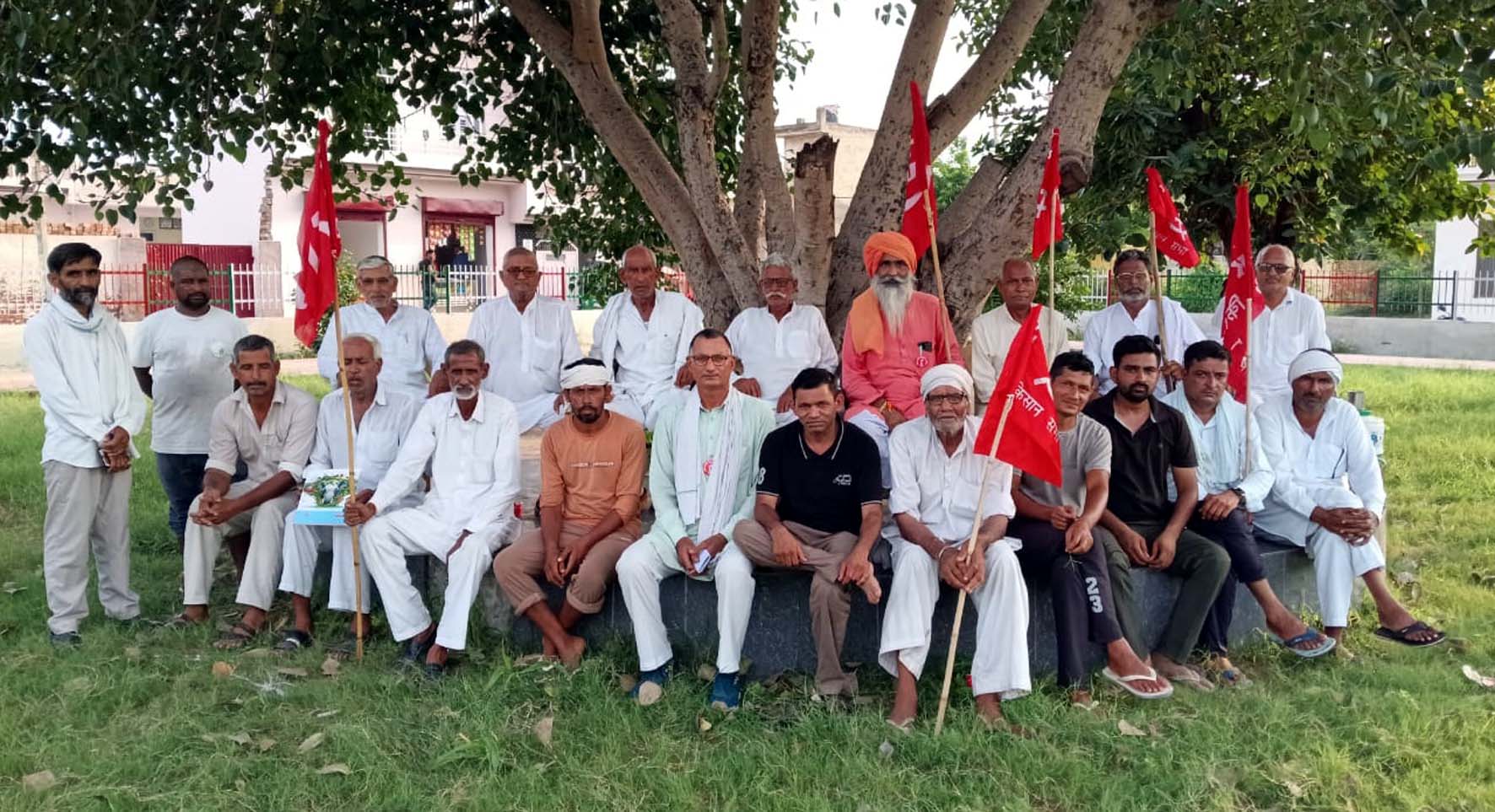 किसान सभा की मिरका में हुई बैठक में भाग लेते किसान। किसान सभा की मिरका में हुई बैठक में भाग लेते किसान।