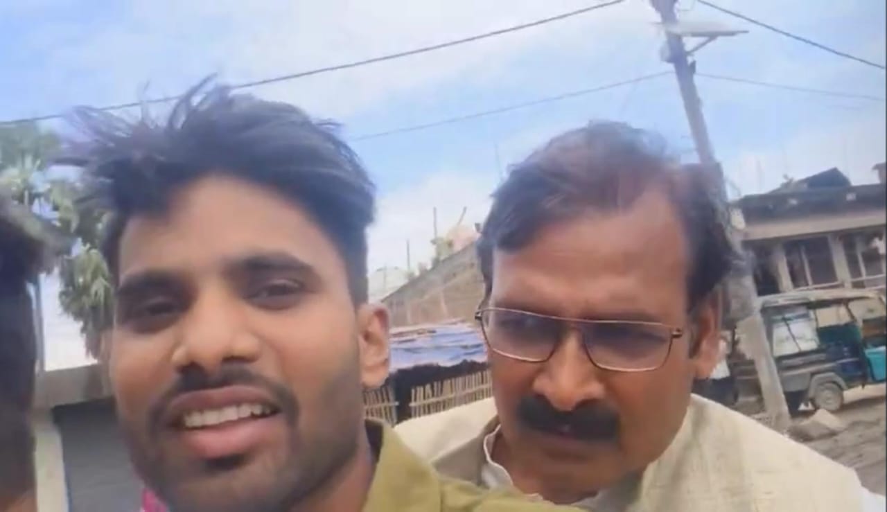 बिना हेलमेट बाइक पर विधायक