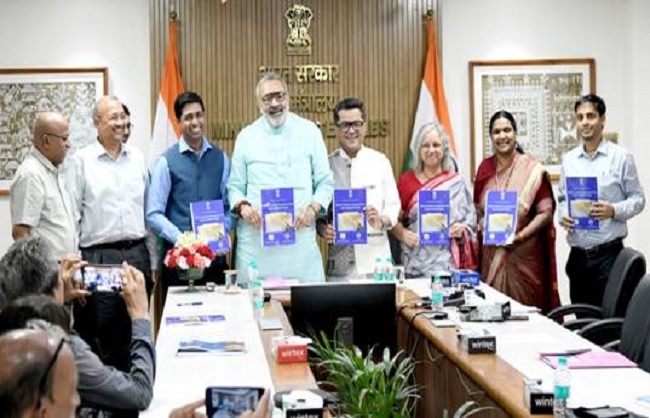 पुस्तक का विमोचन करते केंद्रीय कपड़ा मंत्री गिरिराज सिंह और अन्य पुस्तक का विमोचन करते केंद्रीय कपड़ा मंत्री गिरिराज सिंह और अन्य