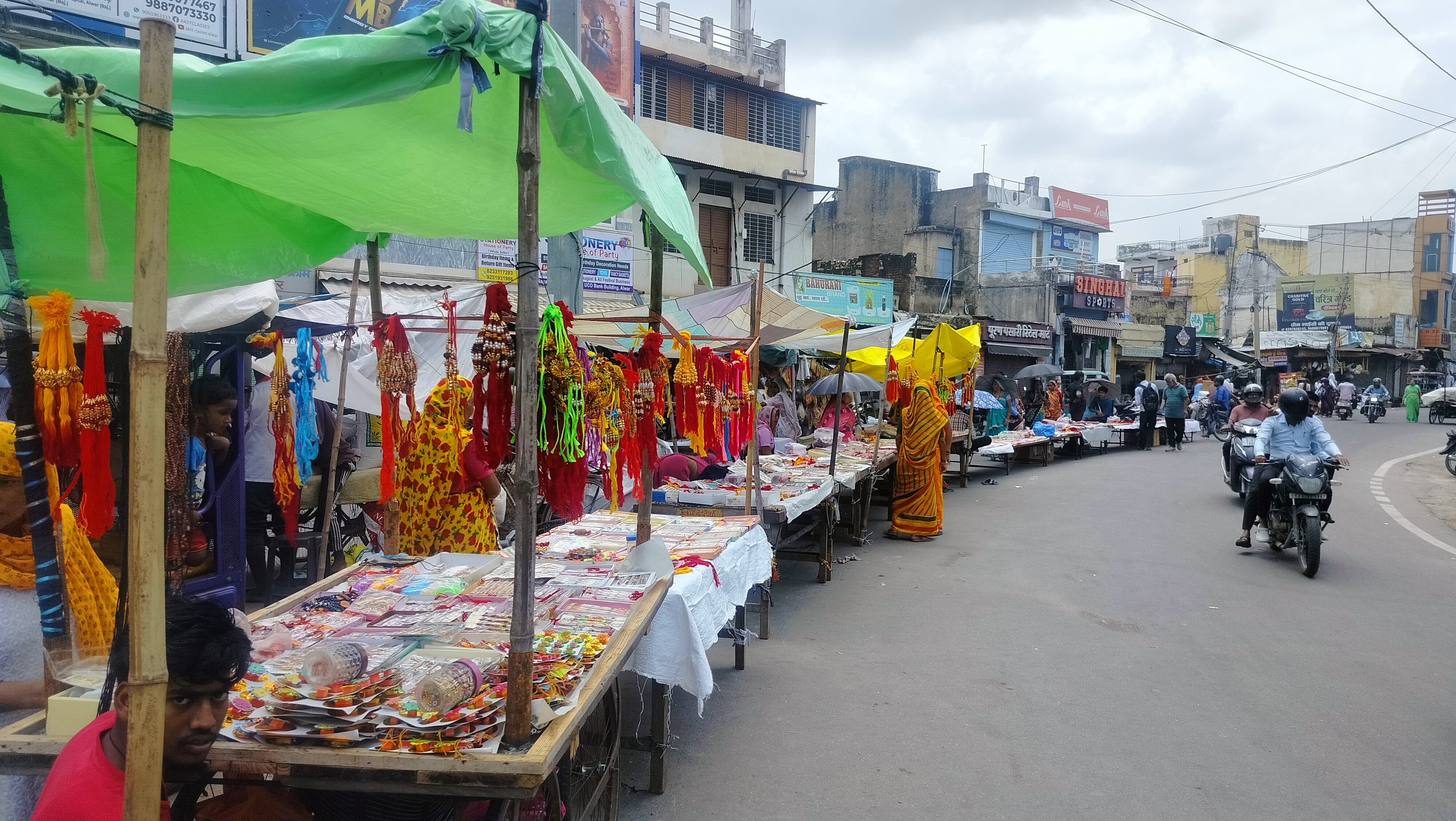 अलवर. राखी के त्यौहार से पहले सजे बाजार।