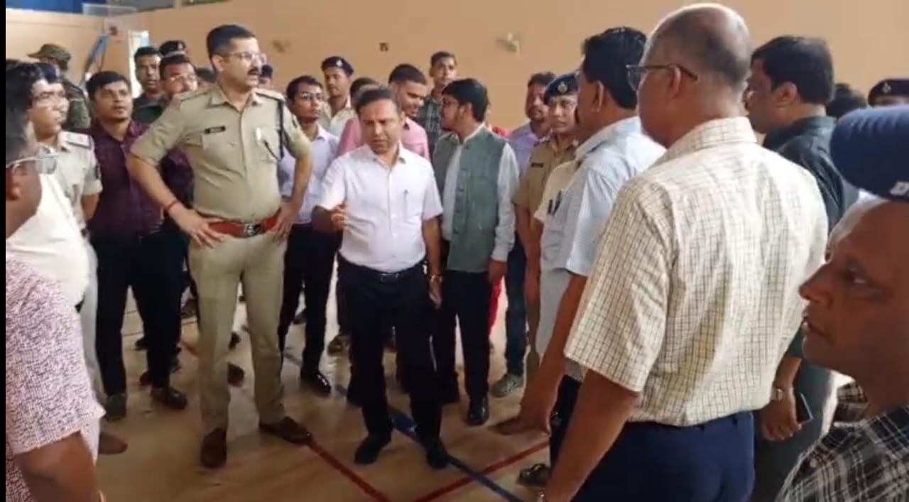 जायजा लेते प्रशासनिक अधिकारी जायजा लेते प्रशासनिक अधिकारी
