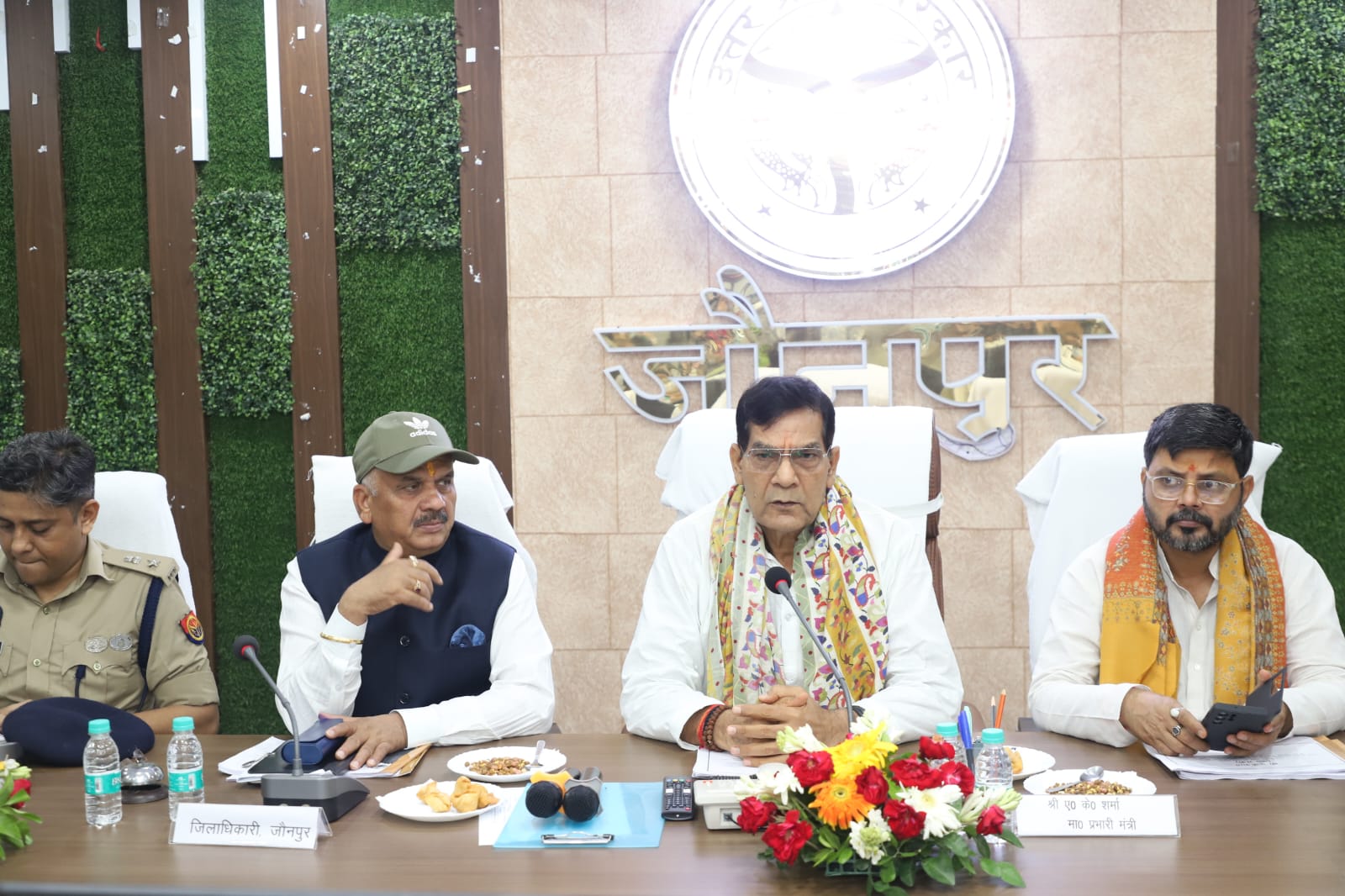 प्रभारी मंत्री एके शर्मा अधिकारियों को निर्देशित करते हुए