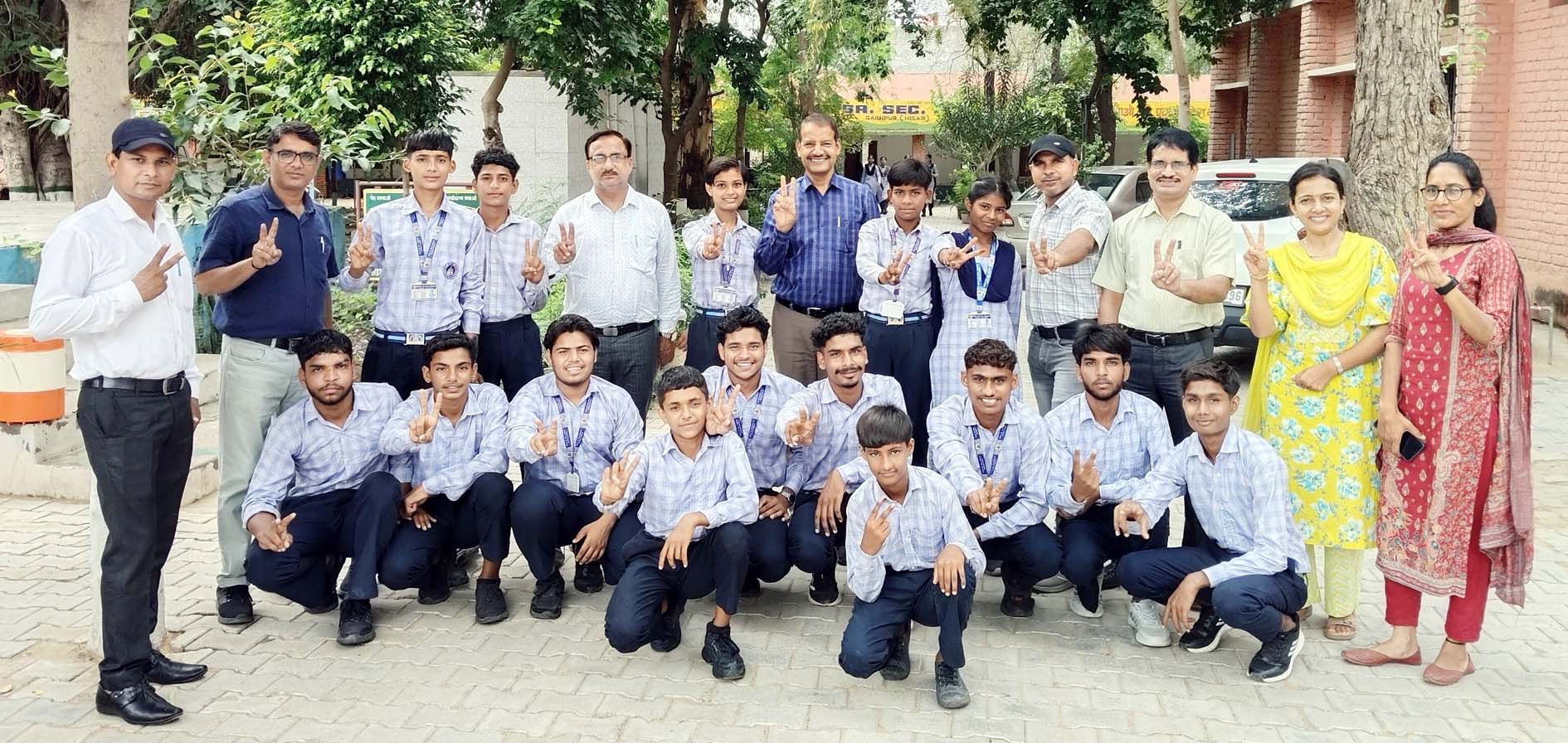 खेलों में अत्कृष्ट प्रदर्शन करने वाले छात्र डीपीई राजेश भारती व स्टॉफ के साथ। खेलों में अत्कृष्ट प्रदर्शन करने वाले छात्र डीपीई राजेश भारती व स्टॉफ के साथ।