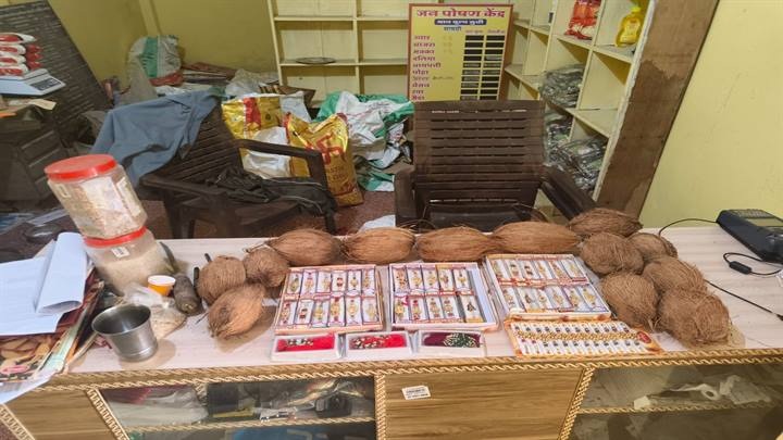 जन पोषण केन्द्र पर राखी, सांची पेड़ा, नारियल और अन्य सामग्री जन पोषण केन्द्र पर राखी, सांची पेड़ा, नारियल और अन्य सामग्री