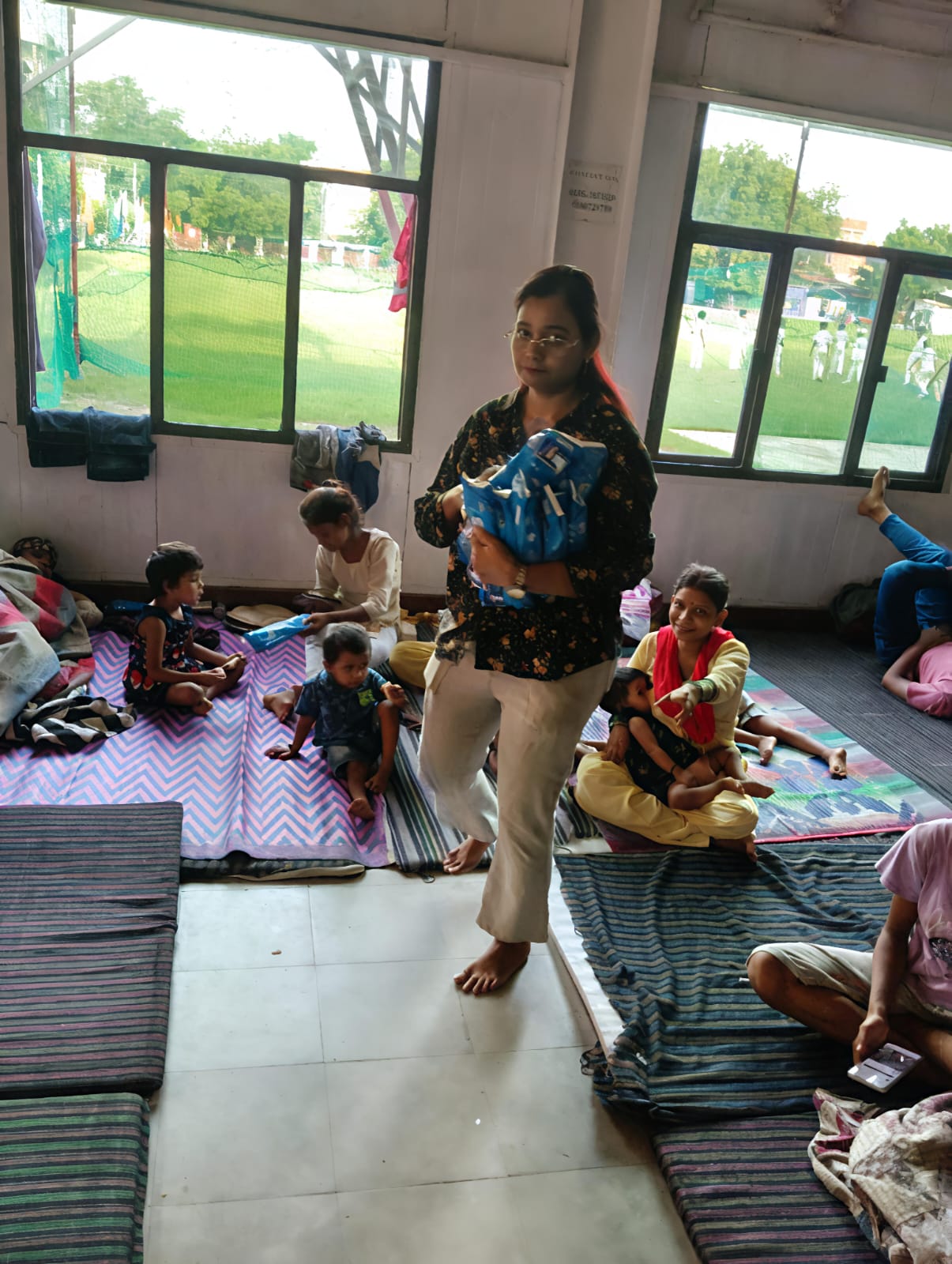 बाढ़ पीड़ितों में सेनेटरी किट वितरित एक्युरा क्रिटिकल केयर अस्पताल के कर्मचारी का छाया चित्र