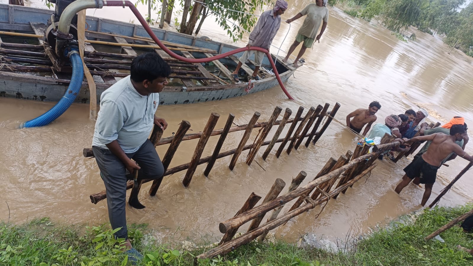 बचाव कार्य में लगी टीम