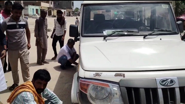 एसडीओ की गाड़ी की हवा निकालते धरनारत लोग।