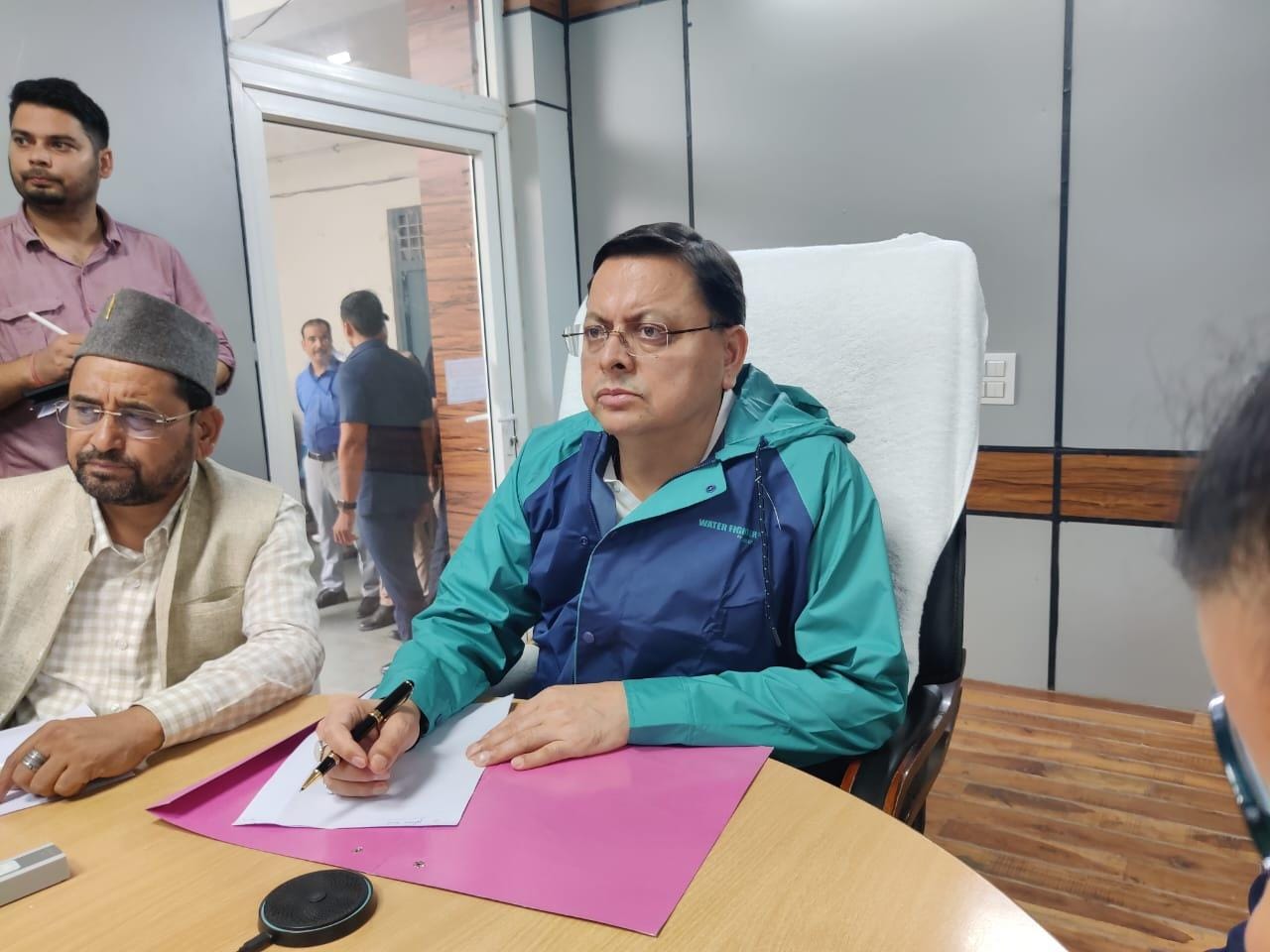 मुख्यमंत्री पुष्कर सिंह धामी उत्तरकाशी स्थित आपदा नियंत्रण कक्ष से राहत एवं बचाव कार्यों की समीक्षा करते।