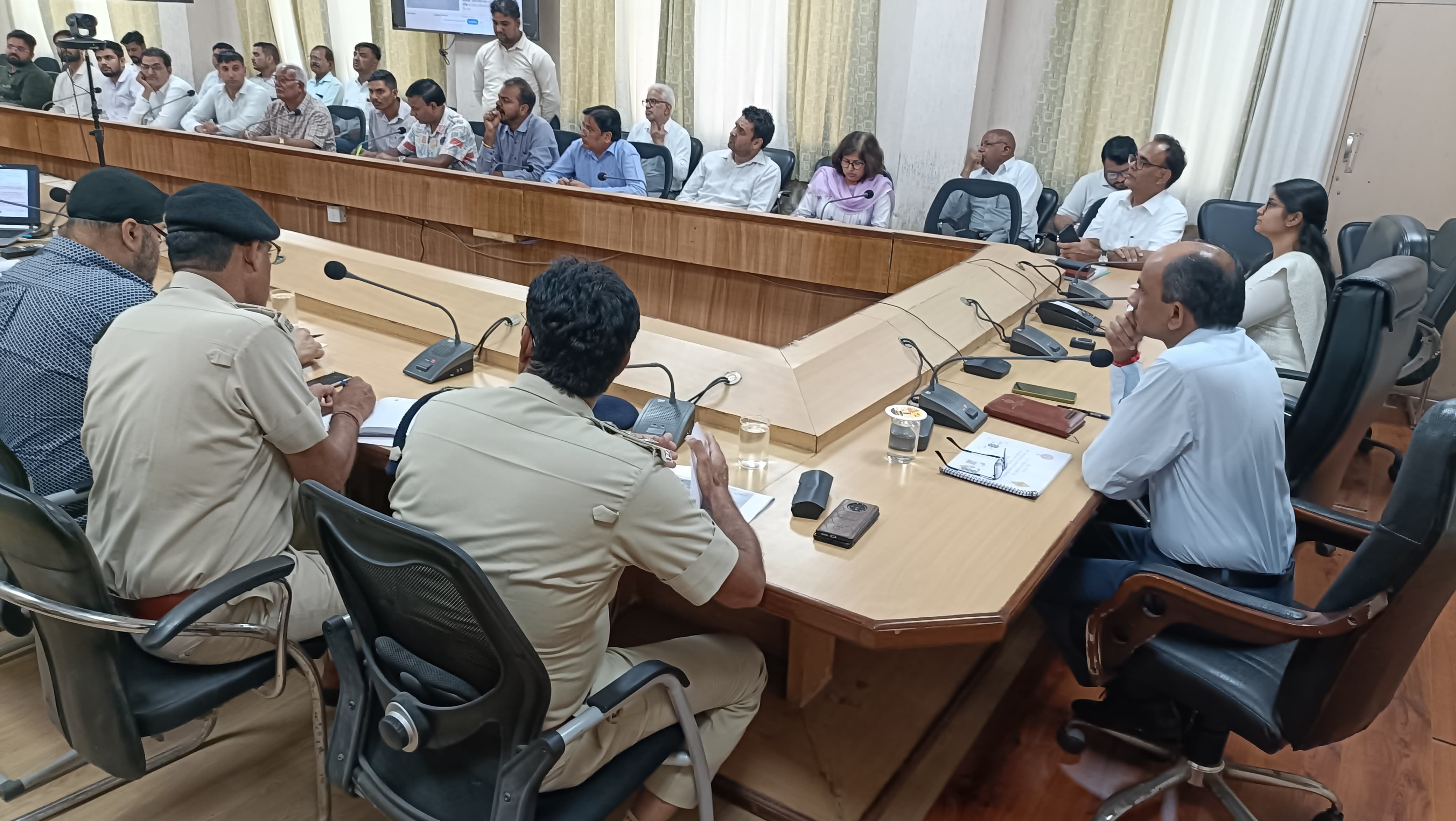 बैठक की अध्यक्षता करते हुए एसडीएम।