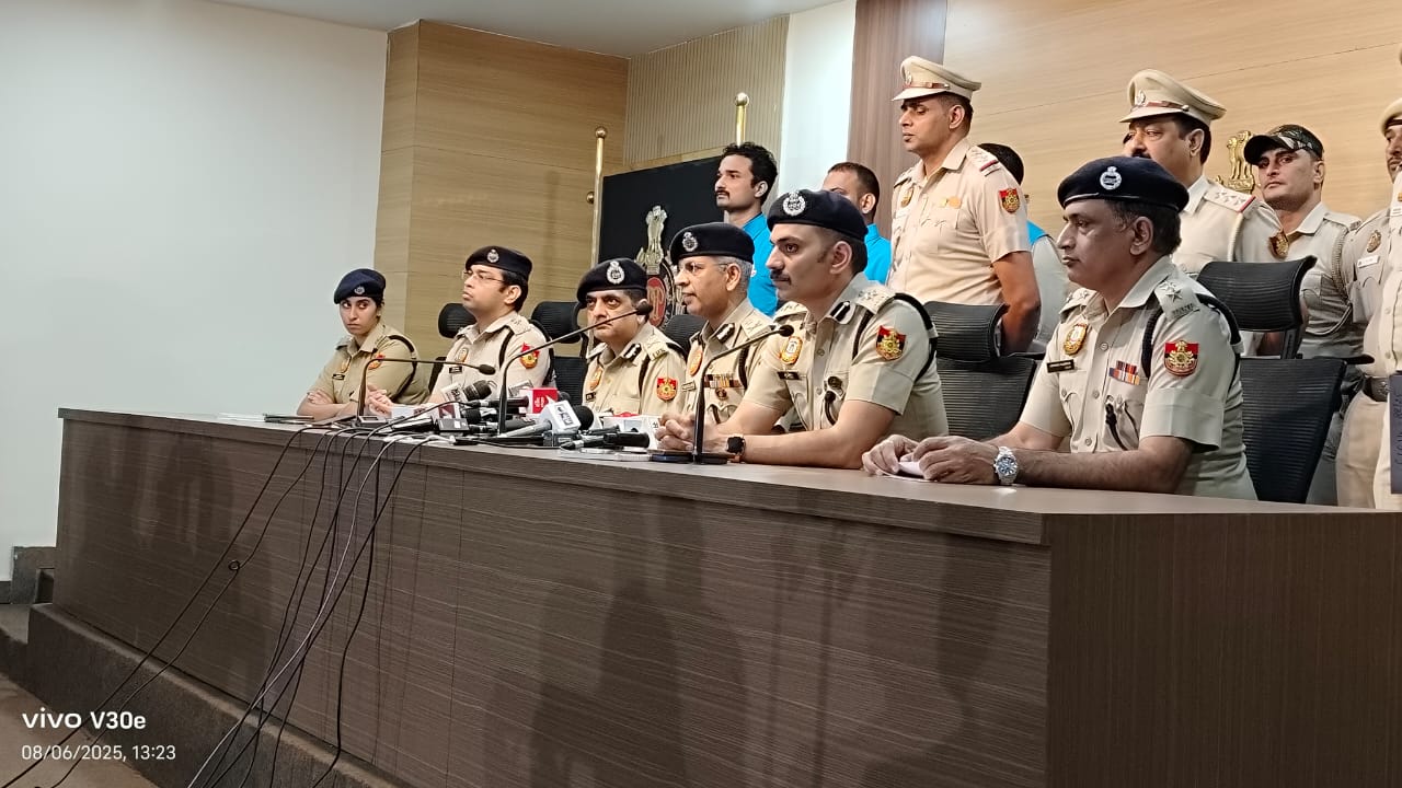सांसद से चेन स्नैचिंग के मामले में प्रेस वार्ता की फोटो