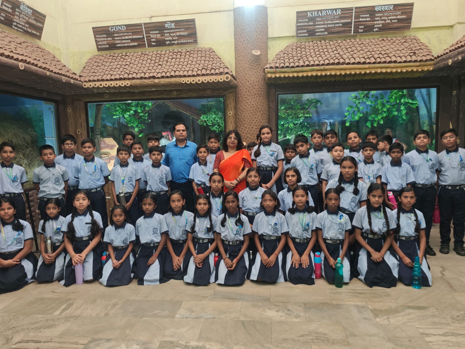 जनजातीय संग्रहालय में भ्रमण करते बच्चे जनजातीय संग्रहालय में भ्रमण करते बच्चे