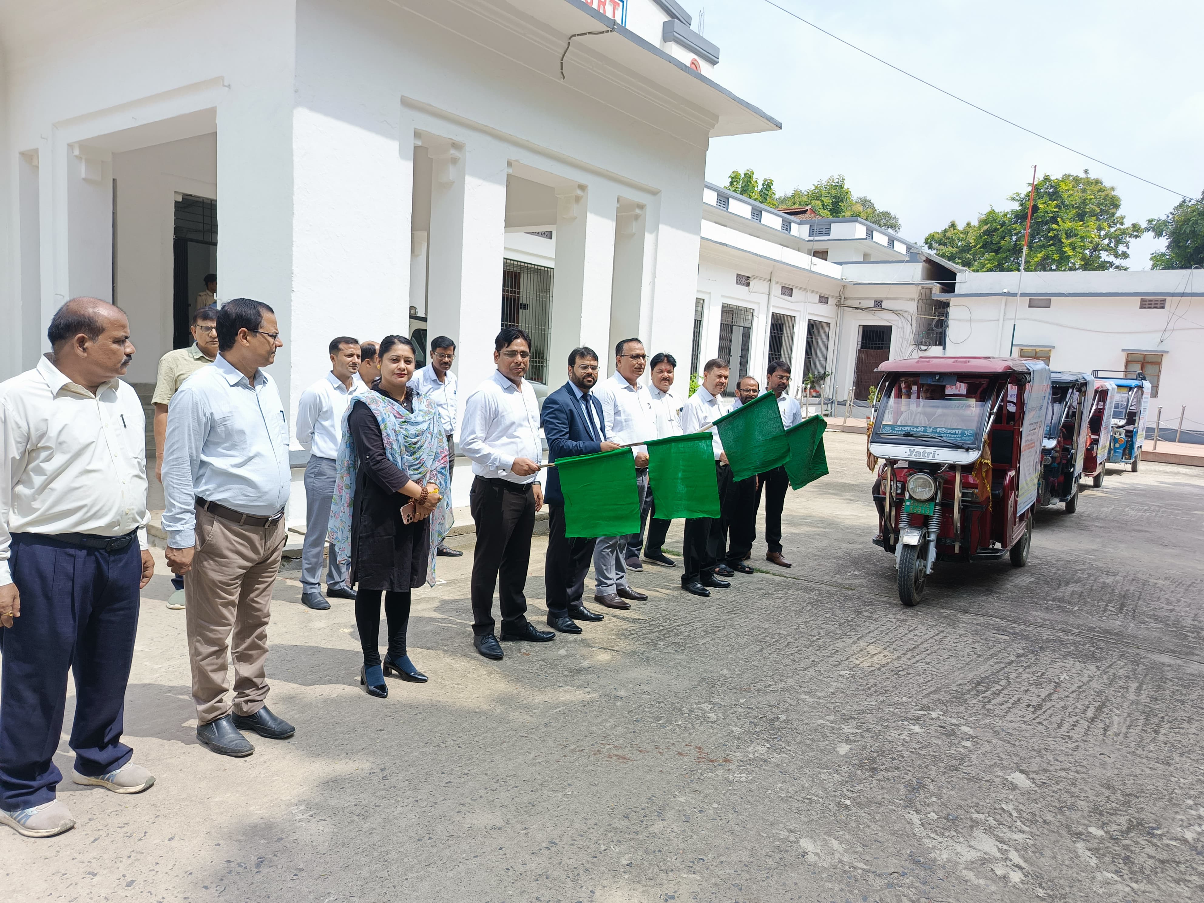 जागरूकता रथ को रवाना जिला जज व अन्य न्यायाधीश