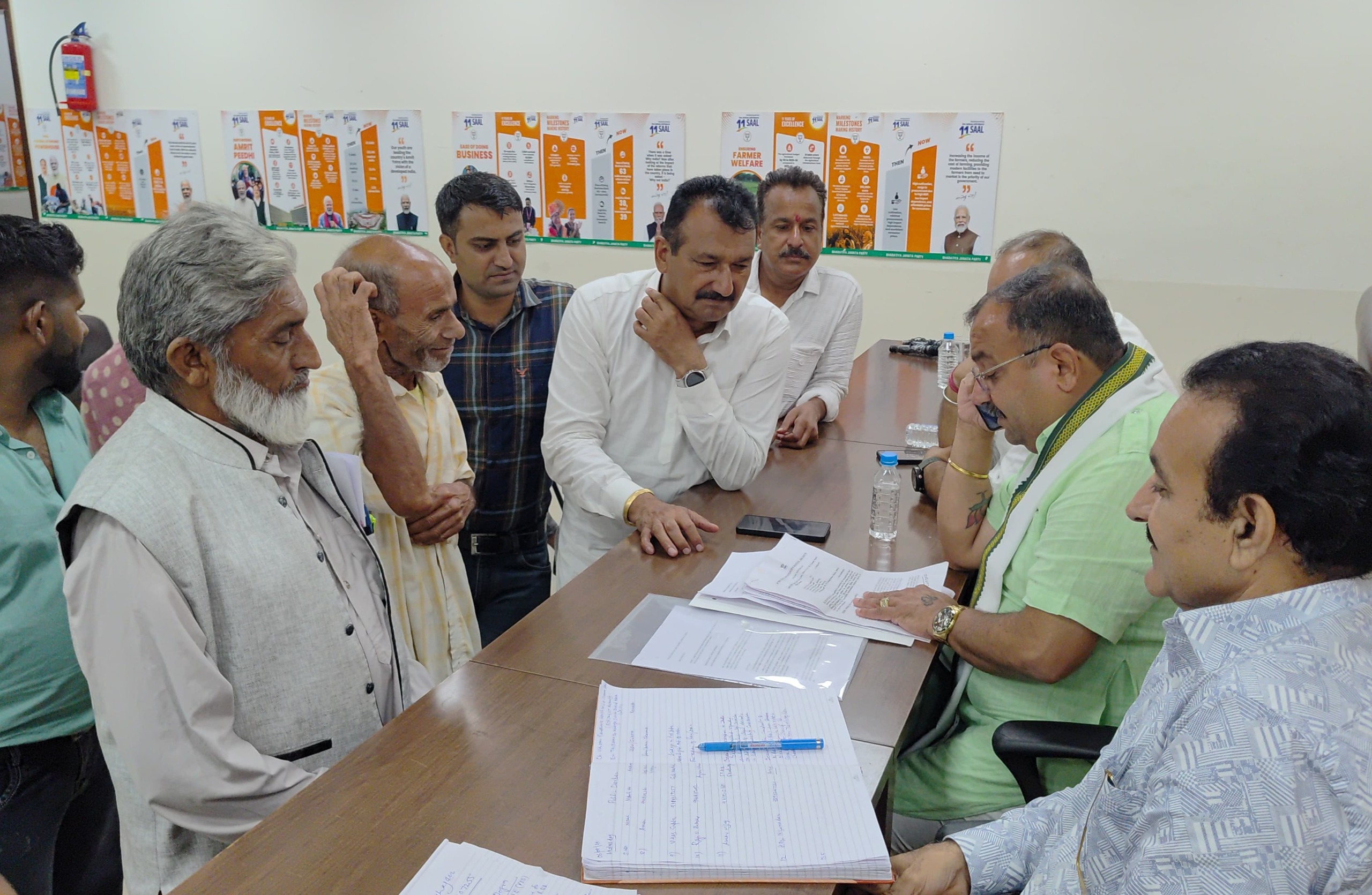 विक्रम रंधावा ने बीजेपी मुख्यालय में जनता की शिकायतें सुनीं विक्रम रंधावा ने बीजेपी मुख्यालय में जनता की शिकायतें सुनीं