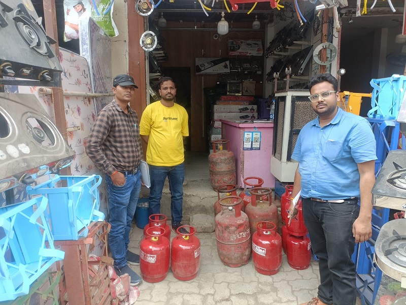 व्यावसायिक उपयोग पर 48 घरेलू गैस सिलेंडर जब्त व्यावसायिक उपयोग पर 48 घरेलू गैस सिलेंडर जब्त