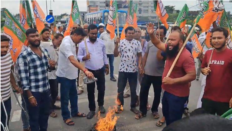 सड़क पर टायर जलाकर विरोध प्रदर्शन करते भाजपा