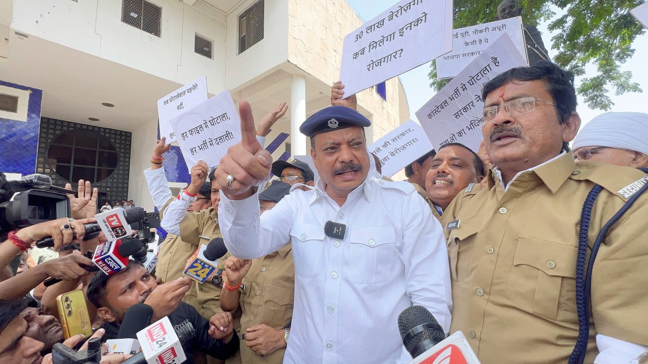 विधानसभा परिसर में कांग्रेस का प्रदर्शन विधानसभा परिसर में कांग्रेस का प्रदर्शन