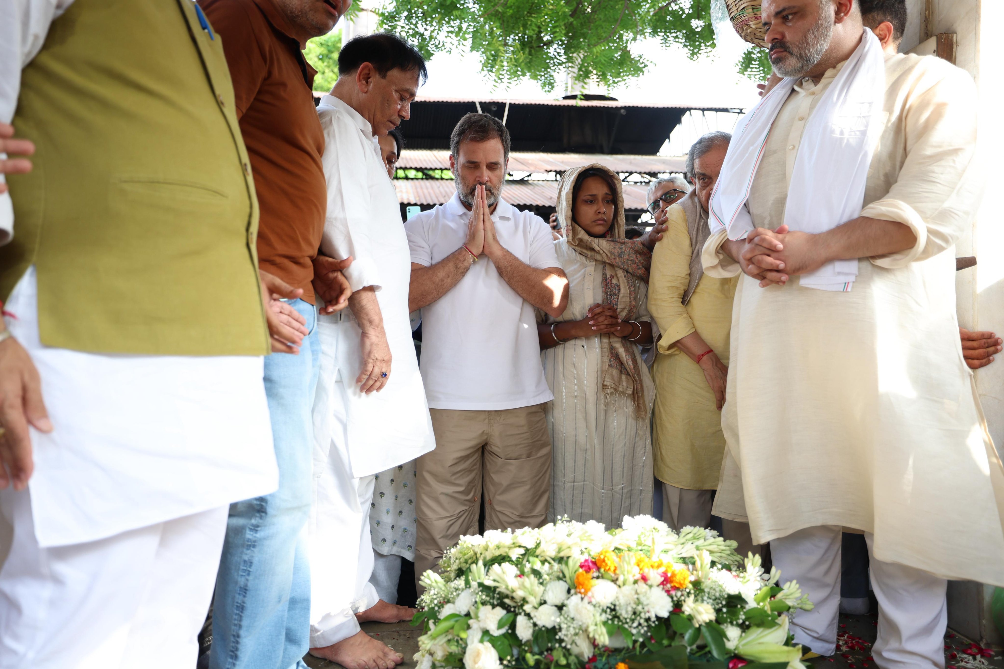 अंतिम संस्कार में शामिल हुए राहुल गांधी