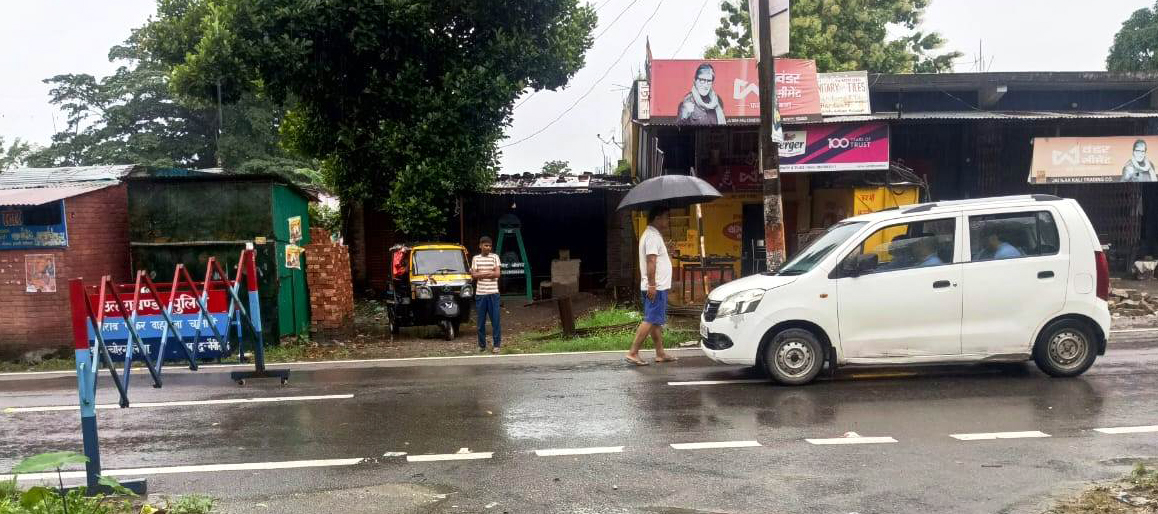 बारिश-नाले उफनने से पुलिस द्वारा बंद किये गये मार्ग।