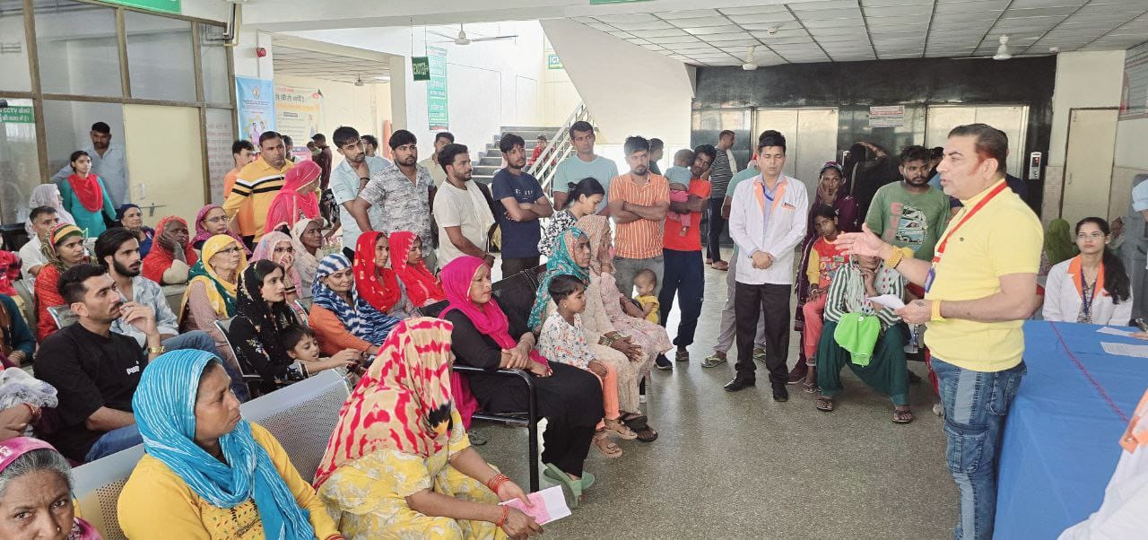 स्तनपान के महत्व की जानकारी देते हुए।