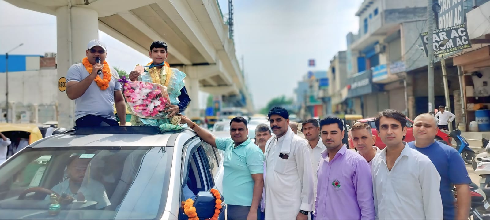 विजेता जूडो खिलाड़ी मयंक जून का अभिनंदन करती विधायक राजेश जून की टीम