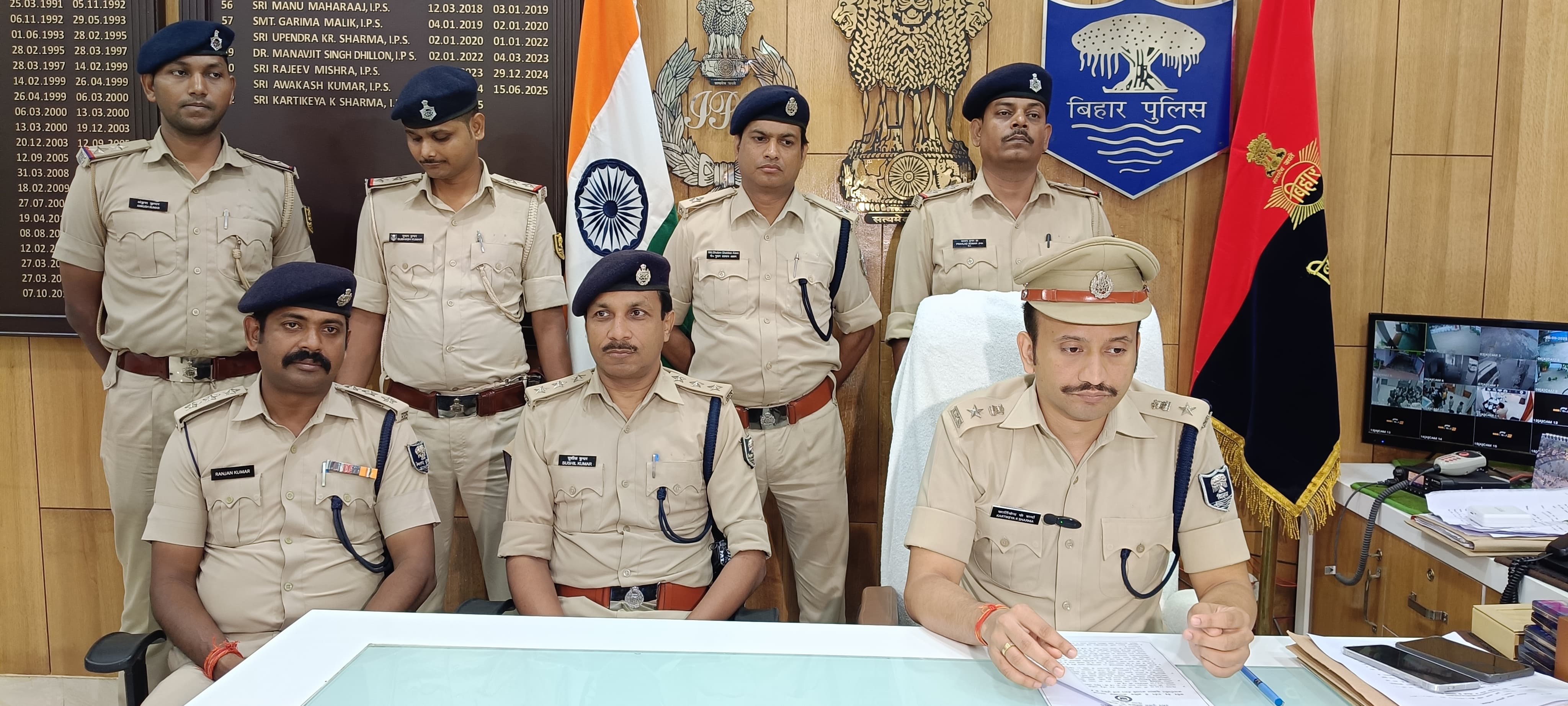 पटना के वरीय पुलिस अधीक्षक पत्रकार वार्ता करते हुए