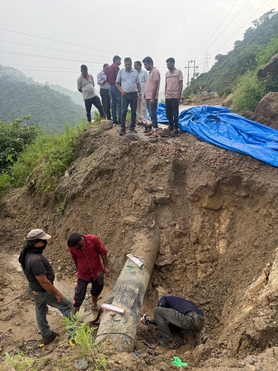 पेयजल आपूर्ति लाइन को ठीक करते हुए जलशक्ति विभाग के कर्मी। पेयजल आपूर्ति लाइन को ठीक करते हुए जलशक्ति विभाग के कर्मी।