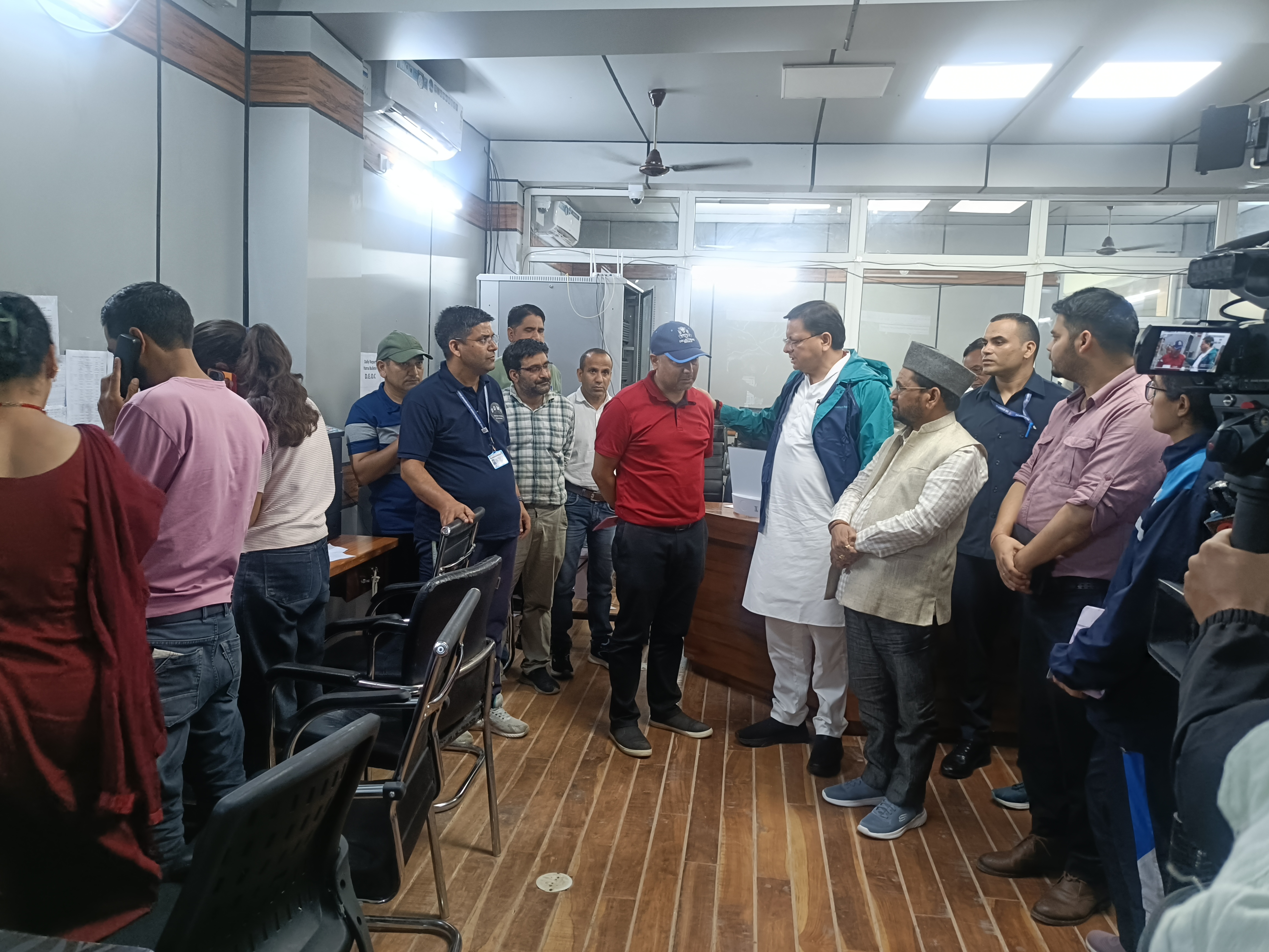 त्तरकाशी स्मार्ट कंट्रोल रूम से लिया  रेस्क्यू अभियान का जायजा