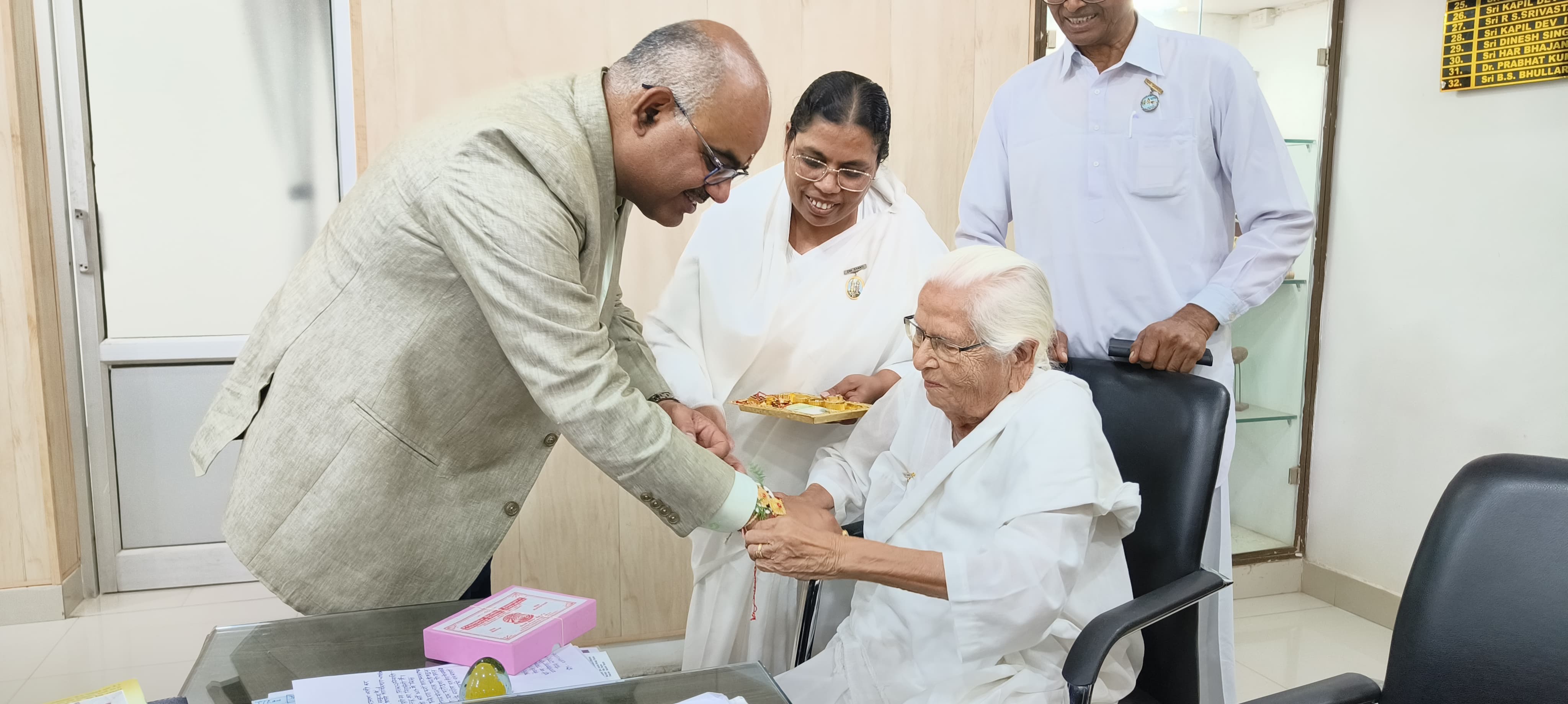 ब्रह्माकुमारी संस्था की बहनों ने जिलाधिकारी को बांधा रक्षा सूत्र