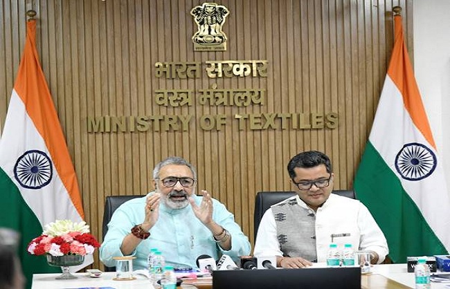 पुस्तक का विमोचन करते केंद्रीय कपड़ा मंत्री गिरिराज सिंह और अन्य पुस्तक का विमोचन करते केंद्रीय कपड़ा मंत्री गिरिराज सिंह और अन्य