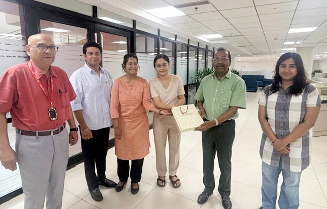 सोनीपत: तालाब प्राधिकरण के प्रमुख सलाहकार प्रभाकर  वर्मा और कुलपति सोमक राय चौधरी साथ में